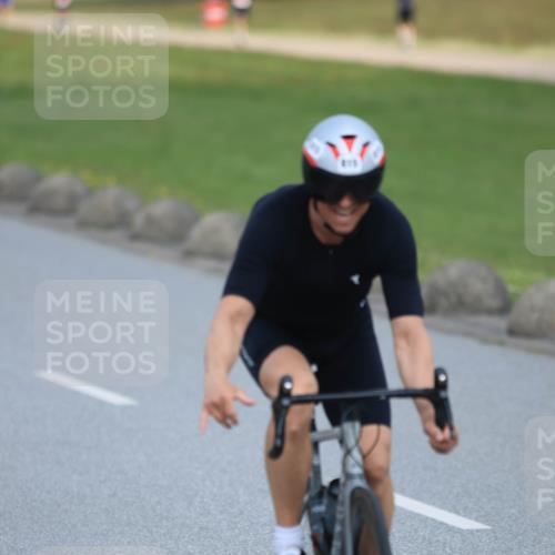 21.06.2025 - 27. Vierlanden-Triathlon H.Heesch http://msf.ph/oto/7992527 15.06.2025 12:02:44 Radfahren 815, 834, 888, 965 meine-sportfotos.de