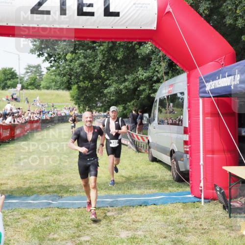 21.06.2025 - 27. Vierlanden-Triathlon MichiJ http://msf.ph/oto/7992539 15.06.2026 11:15:20 Ziel 340, 383 meine-sportfotos.de
