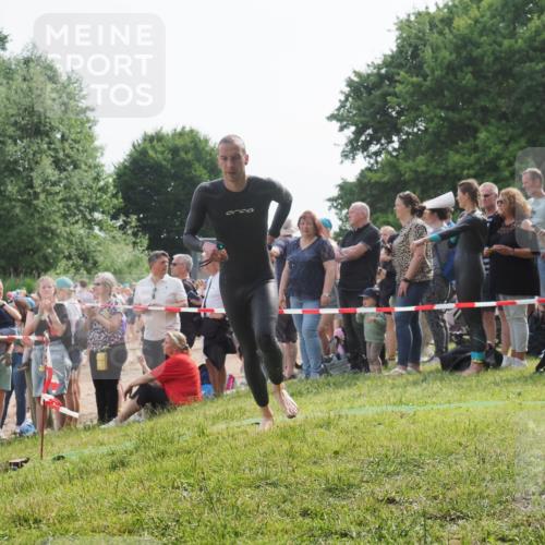 15.06.2025 - 27. Vierlanden-Triathlon KatJ http://msf.ph/oto/7992562 15.06.2025 09:53:11 Schwimmen 265, 328 meine-sportfotos.de