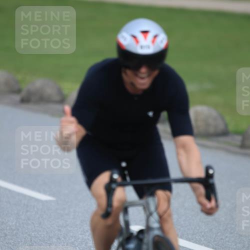 21.06.2025 - 27. Vierlanden-Triathlon H.Heesch http://msf.ph/oto/7992565 15.06.2025 12:02:45 Radfahren 815, 834, 888, 965 meine-sportfotos.de