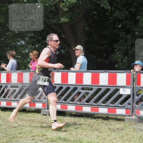 21.06.2025 - 27. Vierlanden-Triathlon KatJ http://msf.ph/oto/7992566 15.06.2025 12:30:43 Ziel 871 meine-sportfotos.de