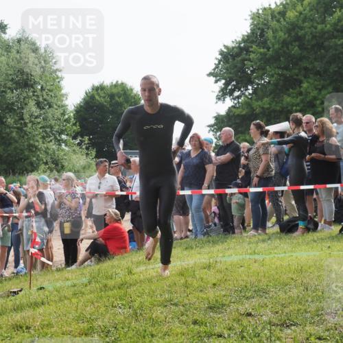 15.06.2025 - 27. Vierlanden-Triathlon KatJ http://msf.ph/oto/7992583 15.06.2025 09:53:11 Schwimmen 265, 328 meine-sportfotos.de