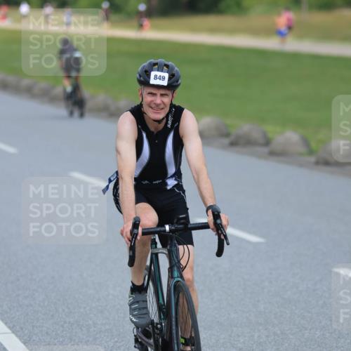 21.06.2025 - 27. Vierlanden-Triathlon H.Heesch http://msf.ph/oto/7992611 15.06.2025 12:03:20 Radfahren 651, 849, 885 meine-sportfotos.de