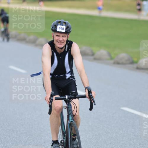 21.06.2025 - 27. Vierlanden-Triathlon H.Heesch http://msf.ph/oto/7992616 15.06.2025 12:03:20 Radfahren 651, 849, 885 meine-sportfotos.de