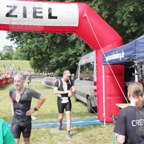 21.06.2025 - 27. Vierlanden-Triathlon MichiJ http://msf.ph/oto/7992620 15.06.2026 11:15:21 Ziel 340, 383 meine-sportfotos.de