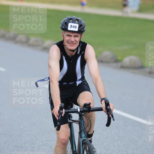 21.06.2025 - 27. Vierlanden-Triathlon H.Heesch http://msf.ph/oto/7992624 15.06.2025 12:03:20 Radfahren 651, 849, 885 meine-sportfotos.de