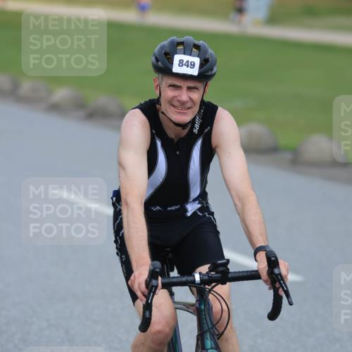 21.06.2025 - 27. Vierlanden-Triathlon H.Heesch http://msf.ph/oto/7992629 15.06.2025 12:03:20 Radfahren 651, 849, 885 meine-sportfotos.de