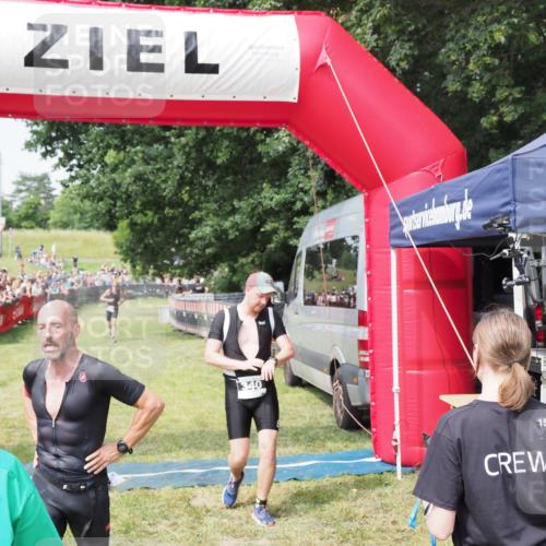 21.06.2025 - 27. Vierlanden-Triathlon MichiJ http://msf.ph/oto/7992646 15.06.2026 11:15:21 Ziel 340, 383 meine-sportfotos.de
