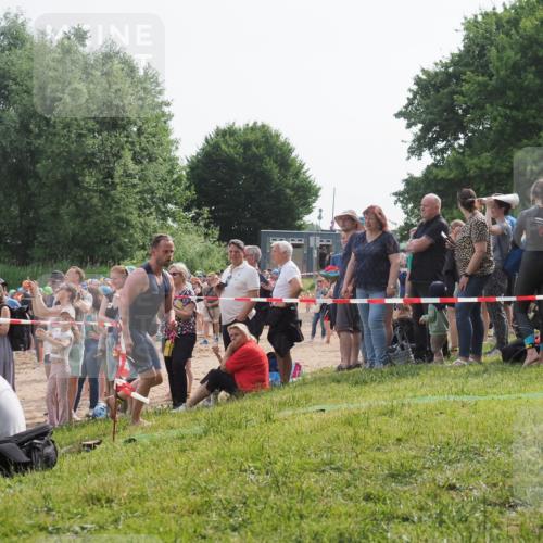 15.06.2025 - 27. Vierlanden-Triathlon KatJ http://msf.ph/oto/7992668 15.06.2025 09:53:25 Schwimmen 304 meine-sportfotos.de