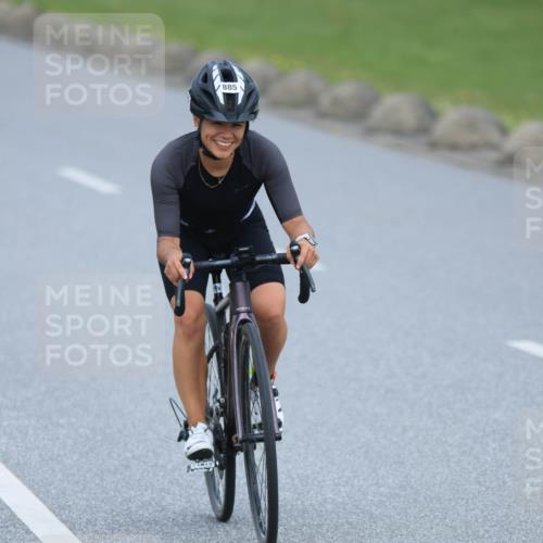 21.06.2025 - 27. Vierlanden-Triathlon H.Heesch http://msf.ph/oto/7992671 15.06.2025 12:03:27 Radfahren 651, 885, 917 meine-sportfotos.de