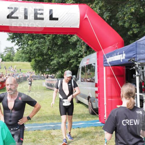 21.06.2025 - 27. Vierlanden-Triathlon MichiJ http://msf.ph/oto/7992678 15.06.2026 11:15:21 Ziel 340, 383 meine-sportfotos.de