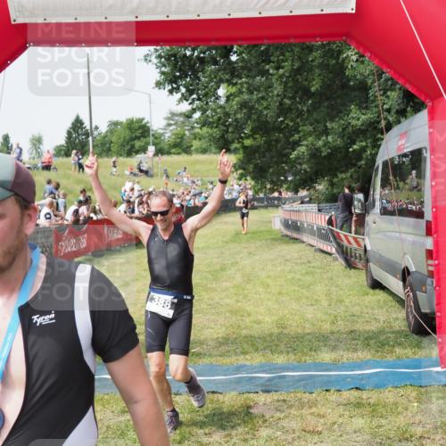 21.06.2025 - 27. Vierlanden-Triathlon MichiJ http://msf.ph/oto/7992692 15.06.2026 11:15:27 Ziel 340, 388 meine-sportfotos.de