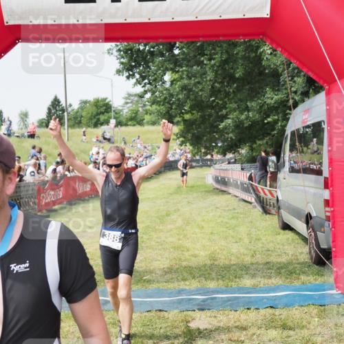 21.06.2025 - 27. Vierlanden-Triathlon MichiJ http://msf.ph/oto/7992715 15.06.2026 11:15:27 Ziel 340, 388 meine-sportfotos.de
