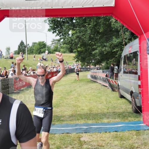 21.06.2025 - 27. Vierlanden-Triathlon MichiJ http://msf.ph/oto/7992744 15.06.2026 11:15:27 Ziel 340, 388 meine-sportfotos.de