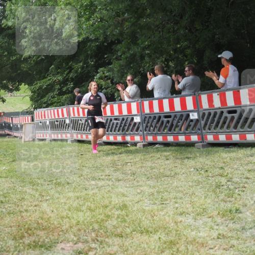 21.06.2025 - 27. Vierlanden-Triathlon KatJ http://msf.ph/oto/7992754 15.06.2025 12:31:36 Ziel 250 meine-sportfotos.de