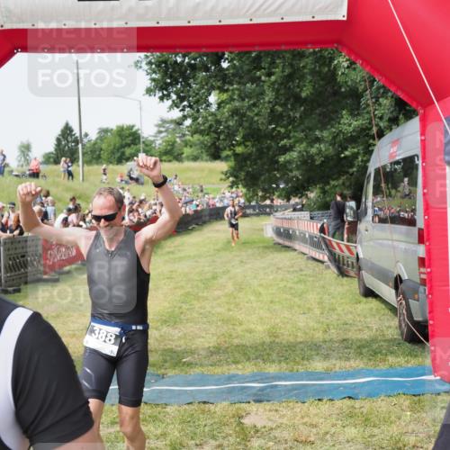 21.06.2025 - 27. Vierlanden-Triathlon MichiJ http://msf.ph/oto/7992759 15.06.2026 11:15:27 Ziel 340, 388 meine-sportfotos.de