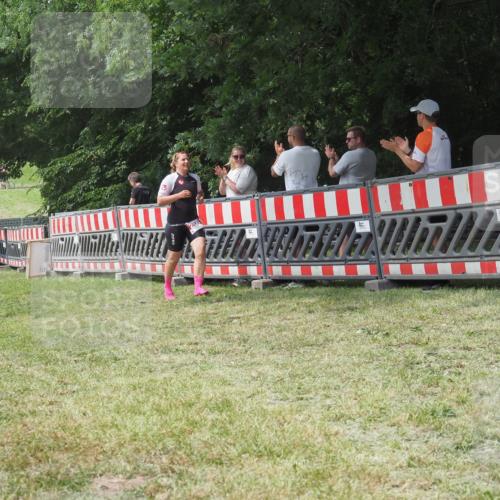 21.06.2025 - 27. Vierlanden-Triathlon KatJ http://msf.ph/oto/7992766 15.06.2025 12:31:36 Ziel 250 meine-sportfotos.de