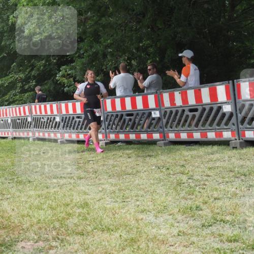 21.06.2025 - 27. Vierlanden-Triathlon KatJ http://msf.ph/oto/7992779 15.06.2025 12:31:37 Ziel 250 meine-sportfotos.de