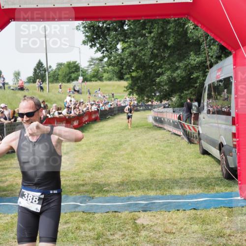 21.06.2025 - 27. Vierlanden-Triathlon MichiJ http://msf.ph/oto/7992800 15.06.2026 11:15:28 Ziel 388 meine-sportfotos.de