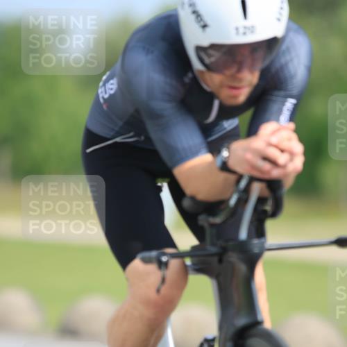 15.06.2025 - 27. Vierlanden-Triathlon H.Heesch http://msf.ph/oto/7992817 15.06.2025 10:18:49 Radfahren 120, 144 meine-sportfotos.de
