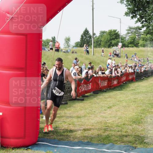 21.06.2025 - 27. Vierlanden-Triathlon MichiJ http://msf.ph/oto/7992818 15.06.2026 11:15:34 Ziel 425 meine-sportfotos.de