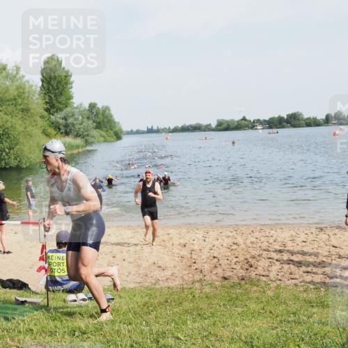 21.06.2025 - 27. Vierlanden-Triathlon MichiJ http://msf.ph/oto/7992828 15.06.2026 09:55:13 Schwimmen 299, 306, 311, 326 meine-sportfotos.de