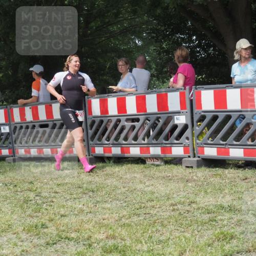 21.06.2025 - 27. Vierlanden-Triathlon KatJ http://msf.ph/oto/7992832 15.06.2025 12:31:38 Ziel 250 meine-sportfotos.de