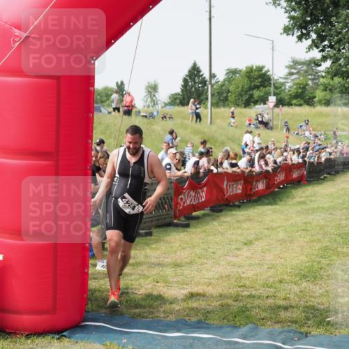 21.06.2025 - 27. Vierlanden-Triathlon MichiJ http://msf.ph/oto/7992833 15.06.2026 11:15:34 Ziel 425 meine-sportfotos.de