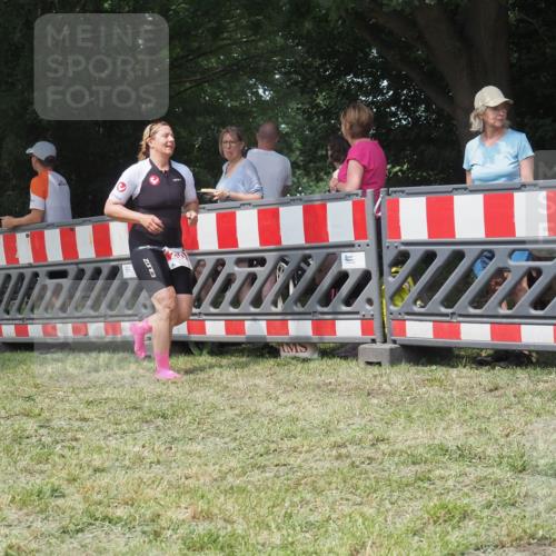 21.06.2025 - 27. Vierlanden-Triathlon KatJ http://msf.ph/oto/7992845 15.06.2025 12:31:38 Ziel 250 meine-sportfotos.de