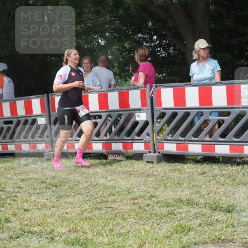 21.06.2025 - 27. Vierlanden-Triathlon KatJ http://msf.ph/oto/7992859 15.06.2025 12:31:38 Ziel 250 meine-sportfotos.de