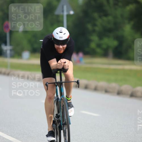 15.06.2025 - 27. Vierlanden-Triathlon H.Heesch http://msf.ph/oto/7992870 15.06.2025 10:19:39 Radfahren 4, 8, 292 meine-sportfotos.de