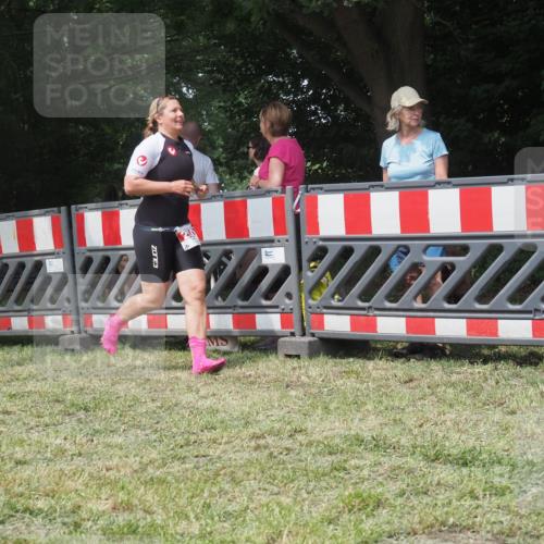 21.06.2025 - 27. Vierlanden-Triathlon KatJ http://msf.ph/oto/7992874 15.06.2025 12:31:38 Ziel 250 meine-sportfotos.de