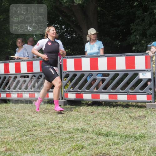 21.06.2025 - 27. Vierlanden-Triathlon KatJ http://msf.ph/oto/7992899 15.06.2025 12:31:39 Ziel 250 meine-sportfotos.de
