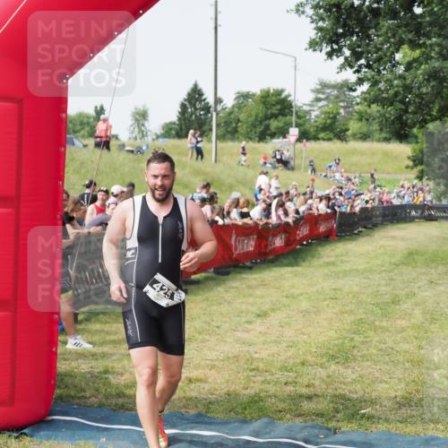21.06.2025 - 27. Vierlanden-Triathlon MichiJ http://msf.ph/oto/7992937 15.06.2026 11:15:35 Ziel 425 meine-sportfotos.de