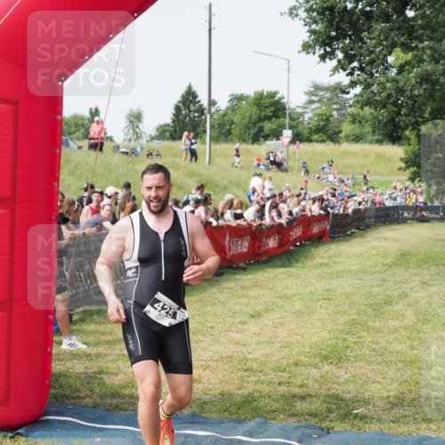 21.06.2025 - 27. Vierlanden-Triathlon MichiJ http://msf.ph/oto/7992954 15.06.2026 11:15:35 Ziel 425 meine-sportfotos.de
