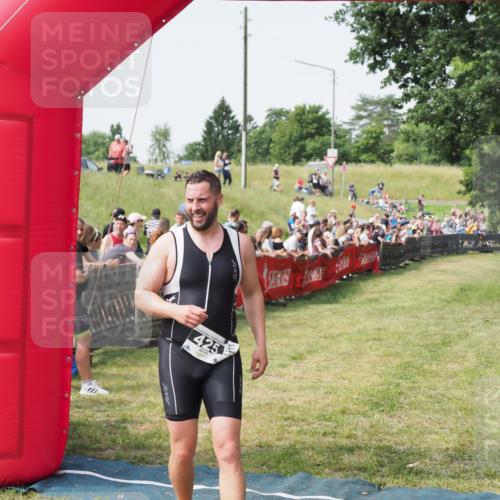 21.06.2025 - 27. Vierlanden-Triathlon MichiJ http://msf.ph/oto/7992972 15.06.2026 11:15:35 Ziel 425 meine-sportfotos.de