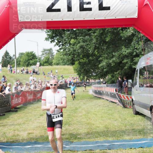 21.06.2025 - 27. Vierlanden-Triathlon MichiJ http://msf.ph/oto/7993055 15.06.2026 11:16:08 Ziel 411, 434 meine-sportfotos.de