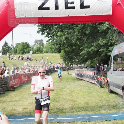 21.06.2025 - 27. Vierlanden-Triathlon MichiJ http://msf.ph/oto/7993081 15.06.2026 11:16:09 Ziel 411, 434 meine-sportfotos.de