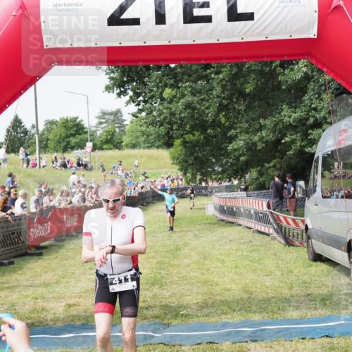 21.06.2025 - 27. Vierlanden-Triathlon MichiJ http://msf.ph/oto/7993089 15.06.2026 11:16:09 Ziel 411, 434 meine-sportfotos.de