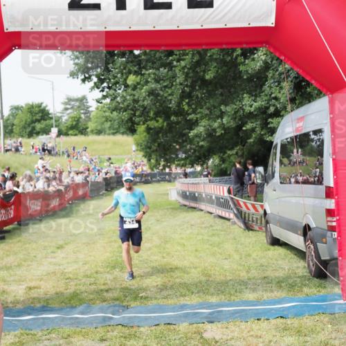 21.06.2025 - 27. Vierlanden-Triathlon MichiJ http://msf.ph/oto/7993146 15.06.2026 11:16:11 Ziel 411, 434 meine-sportfotos.de
