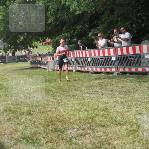 21.06.2025 - 27. Vierlanden-Triathlon KatJ http://msf.ph/oto/7993178 15.06.2025 12:33:51 Ziel 982 meine-sportfotos.de