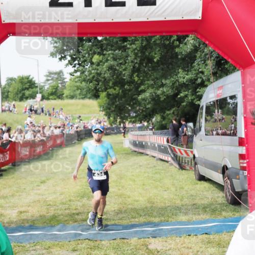 21.06.2025 - 27. Vierlanden-Triathlon MichiJ http://msf.ph/oto/7993196 15.06.2026 11:16:12 Ziel 411, 434 meine-sportfotos.de