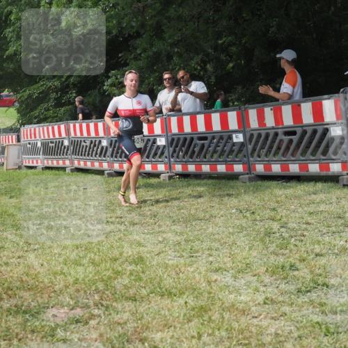 21.06.2025 - 27. Vierlanden-Triathlon KatJ http://msf.ph/oto/7993206 15.06.2025 12:33:52 Ziel 982 meine-sportfotos.de