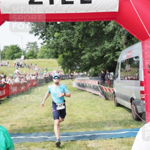 21.06.2025 - 27. Vierlanden-Triathlon MichiJ http://msf.ph/oto/7993216 15.06.2026 11:16:12 Ziel 411, 434 meine-sportfotos.de