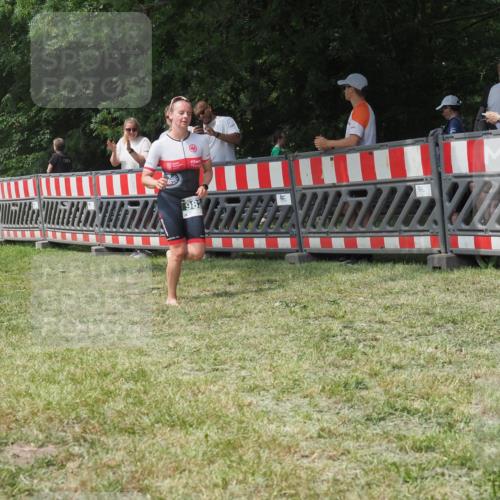 21.06.2025 - 27. Vierlanden-Triathlon KatJ http://msf.ph/oto/7993221 15.06.2025 12:33:53 Ziel 982 meine-sportfotos.de
