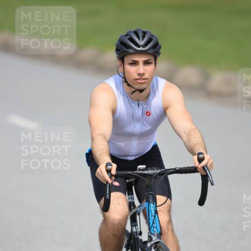 21.06.2025 - 27. Vierlanden-Triathlon H.Heesch http://msf.ph/oto/7993224 15.06.2025 12:04:17 Radfahren 19, 792, 804, 880, 901, 904, 932, 954 meine-sportfotos.de