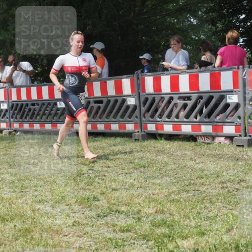 21.06.2025 - 27. Vierlanden-Triathlon KatJ http://msf.ph/oto/7993240 15.06.2025 12:33:53 Ziel 982 meine-sportfotos.de