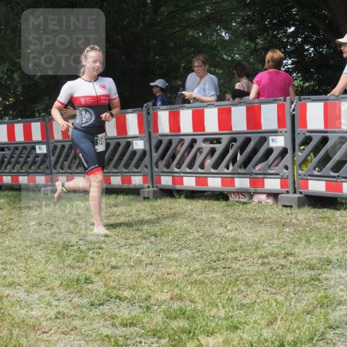 21.06.2025 - 27. Vierlanden-Triathlon KatJ http://msf.ph/oto/7993246 15.06.2025 12:33:53 Ziel 982 meine-sportfotos.de