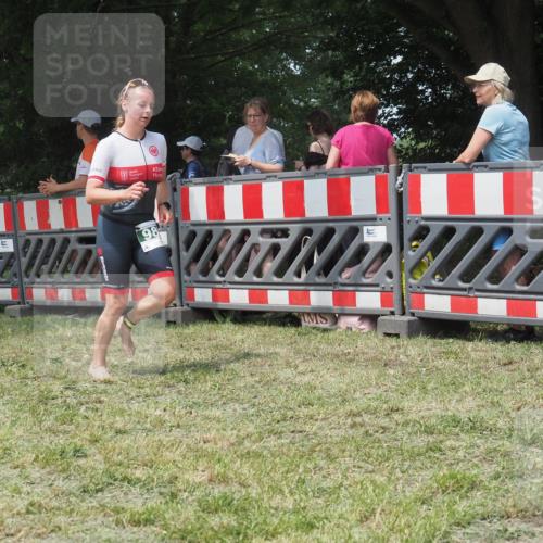 21.06.2025 - 27. Vierlanden-Triathlon KatJ http://msf.ph/oto/7993249 15.06.2025 12:33:53 Ziel 982 meine-sportfotos.de