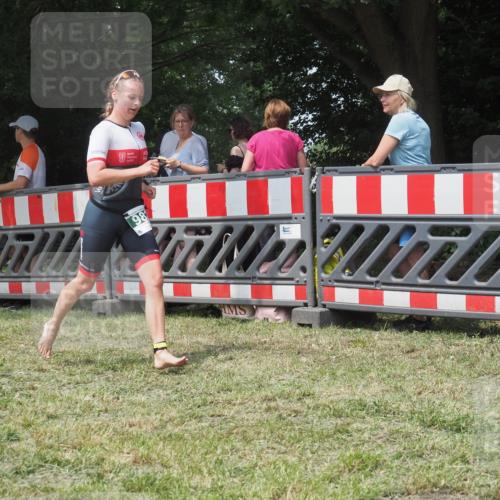 21.06.2025 - 27. Vierlanden-Triathlon KatJ http://msf.ph/oto/7993254 15.06.2025 12:33:53 Ziel 982 meine-sportfotos.de